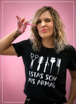 PELUQUERA CON ARMAS