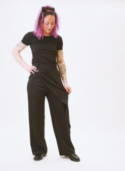 Pantalón con falda superpuesta. Tejido antidecoloración.
